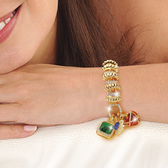 Pulsera ETERNAL COLORS: Charm Verde Esmeralda: 1 Circonita talla esmeralda, 1 Esmeralda talla redonda y 37 cristales de Swarovski